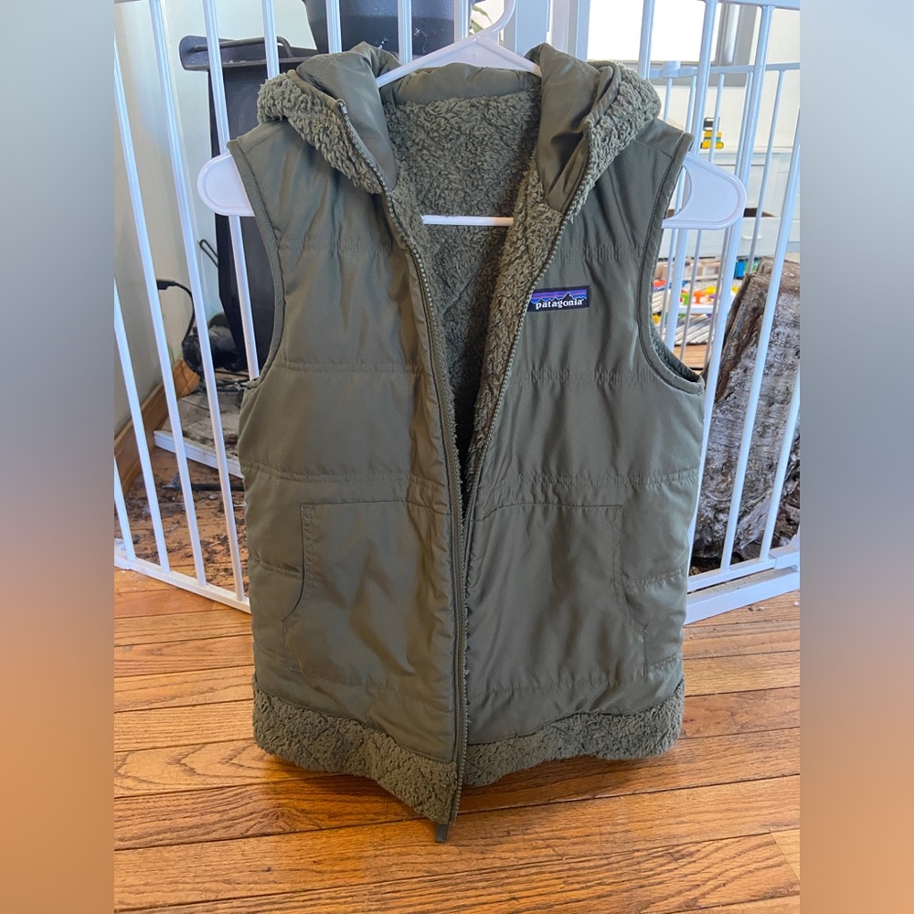 Reversible Patagonia hooded sherpa vest size small